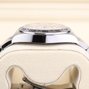 Vintage mechanical wristwatch with classic dial