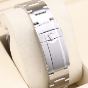 Compact mid-size vintage dress watch
