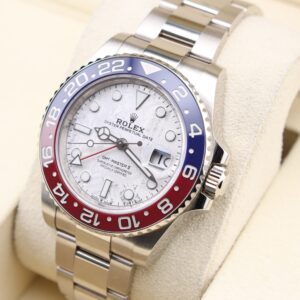 Neo-vintage luxury timepiece with compact design