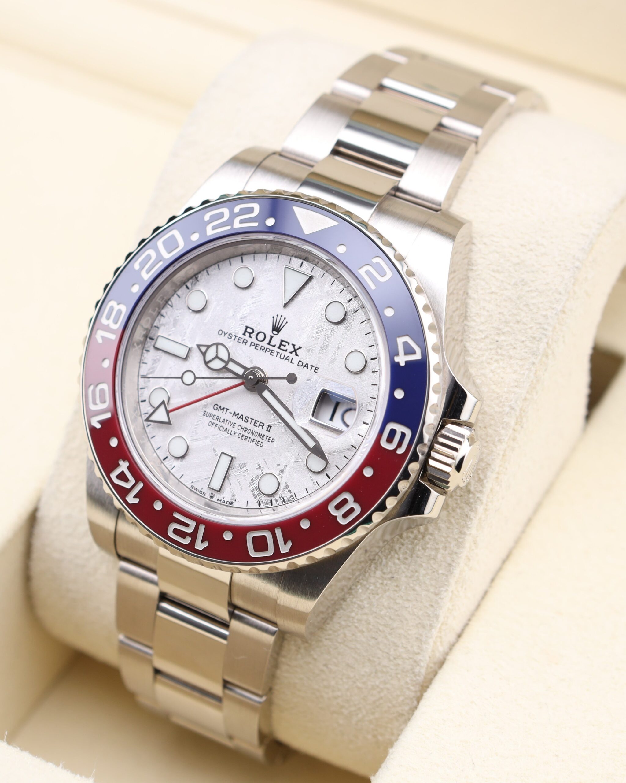 Neo-vintage luxury timepiece with compact design