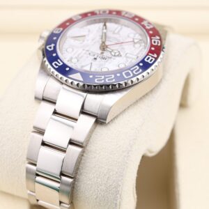 Pre-owned vintage diver watch with original bezel