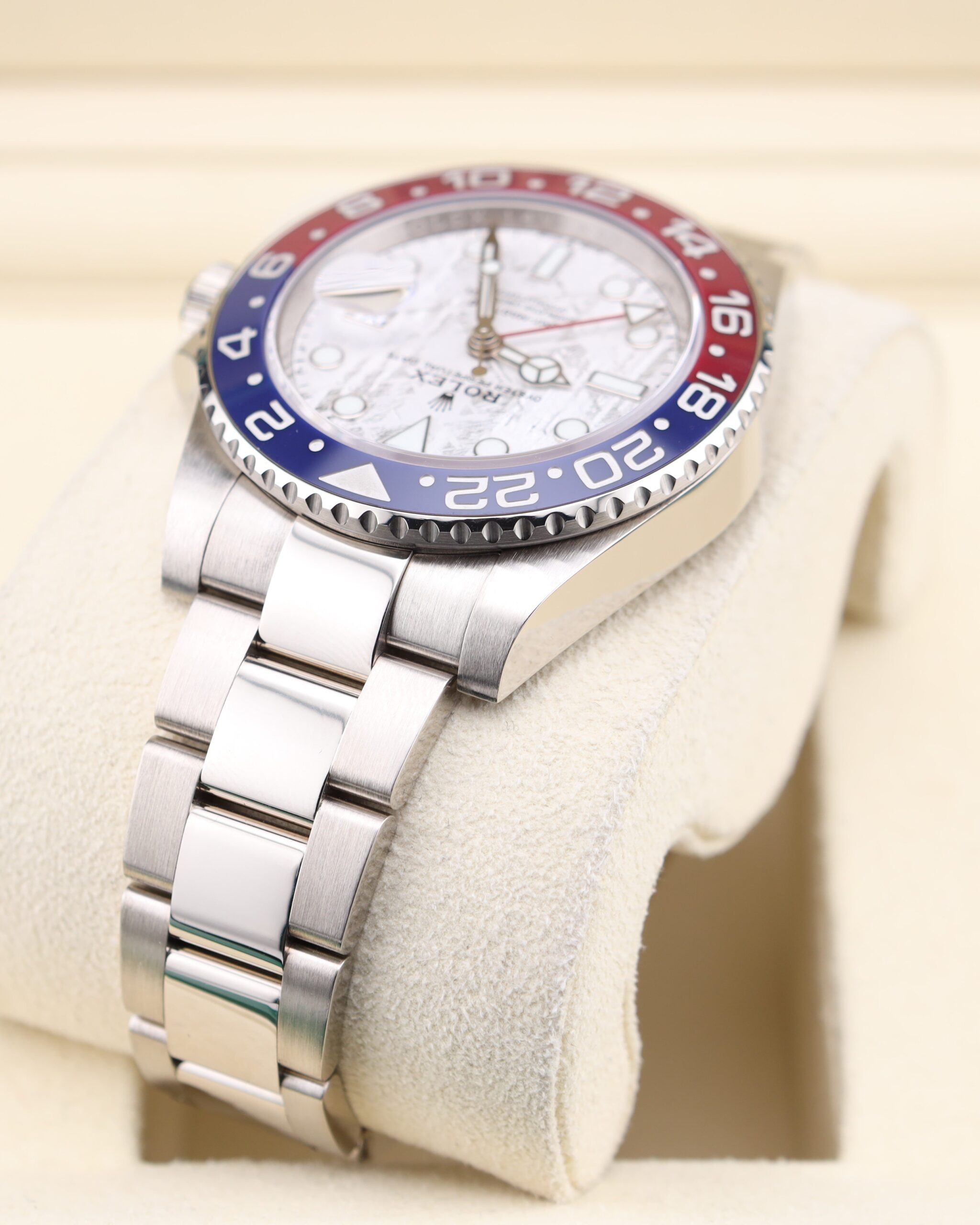 Pre-owned vintage diver watch with original bezel