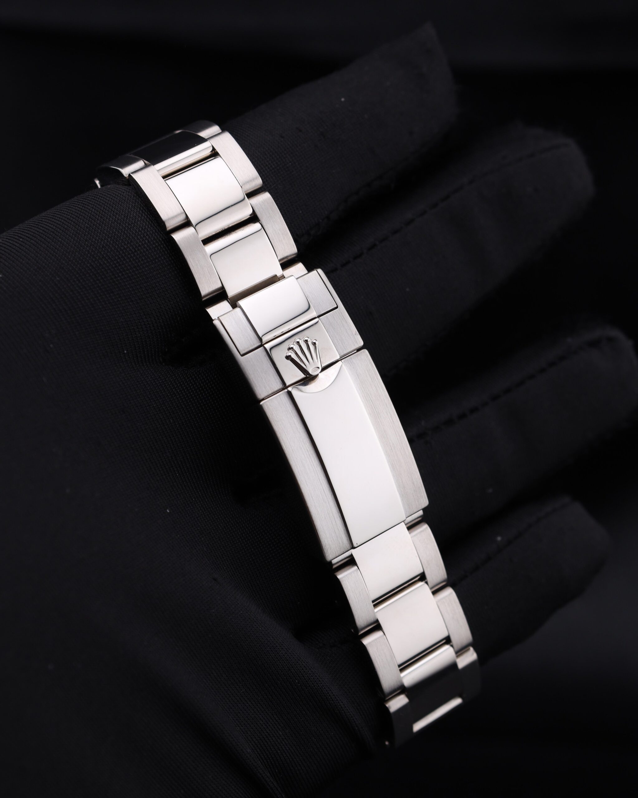 Vintage mechanical wristwatch with leather strap