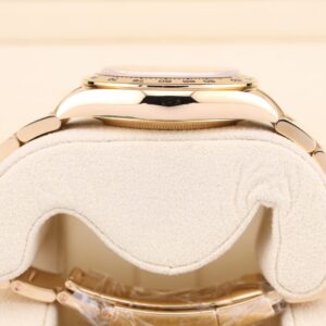 Vintage dress watch with minimalist design