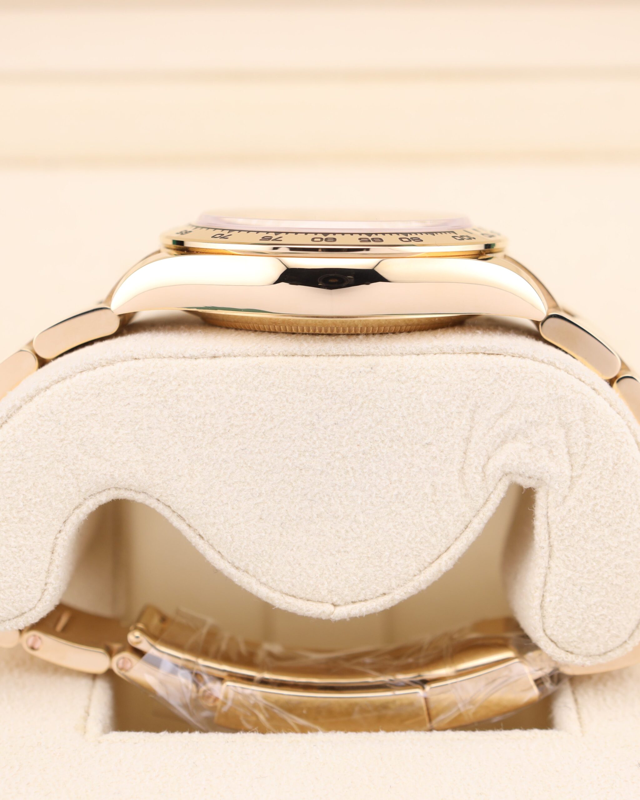 Vintage dress watch with minimalist design