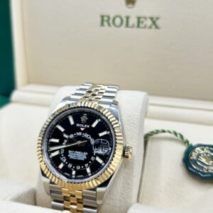 Vintage diver watch with original bezel detail
