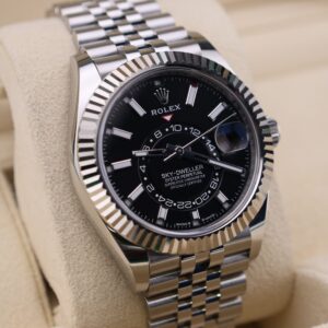 Vintage mechanical wristwatch with classic dial