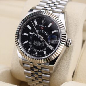 Mid-size vintage dress watch with elegant dial