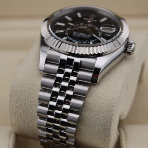 Discontinued sports wristwatch with bold design