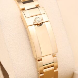 Neo-vintage luxury watch with metal bracelet
