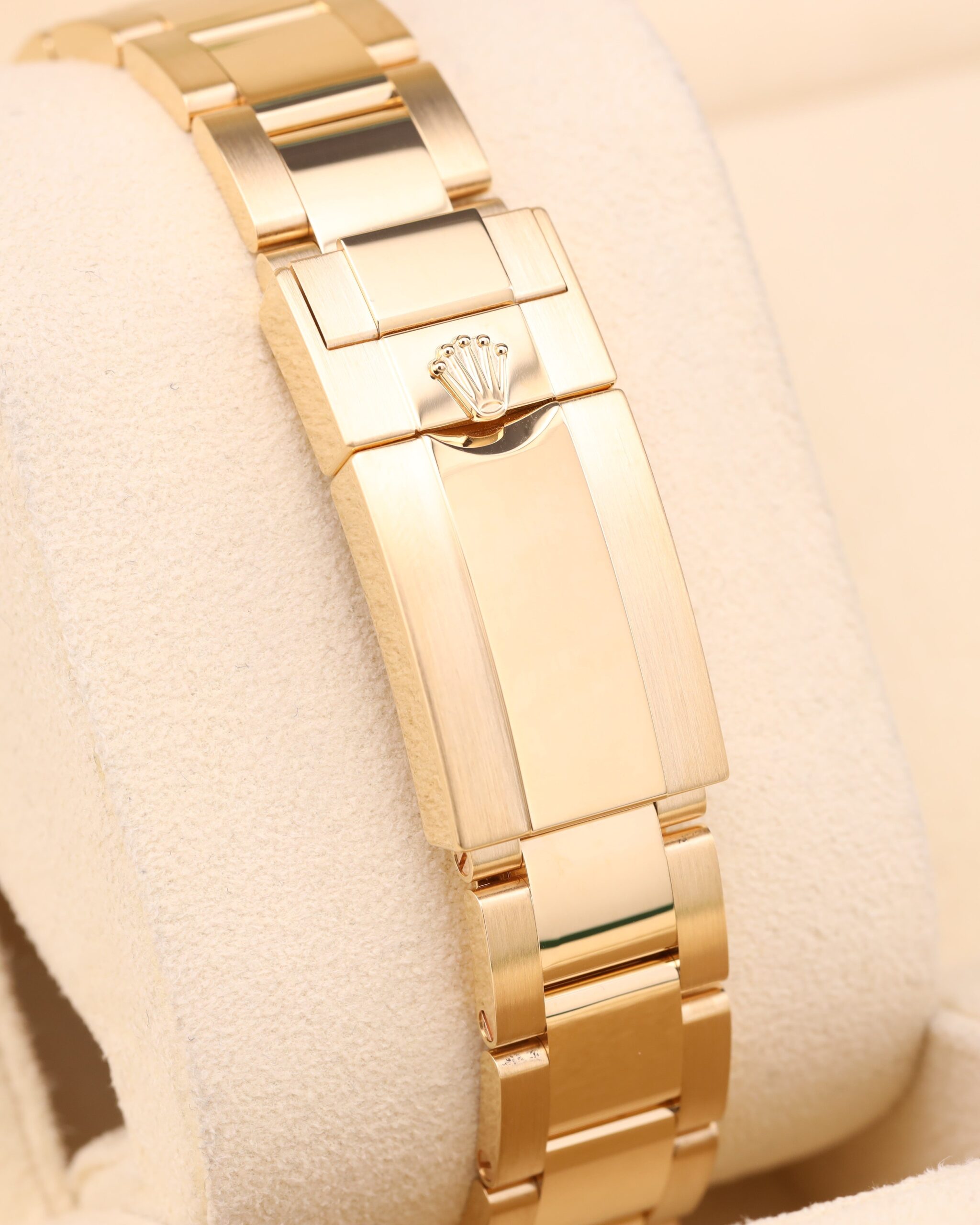 Neo-vintage luxury watch with metal bracelet