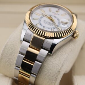 Retro automatic watch with original lume