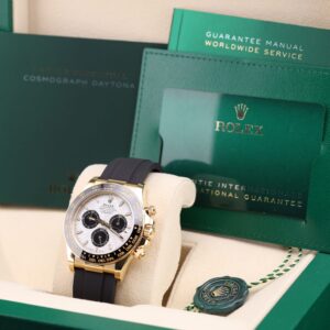 Pre-owned retro dress watch with compact case