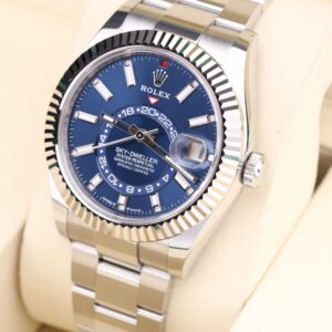 Retro automatic watch on wrist