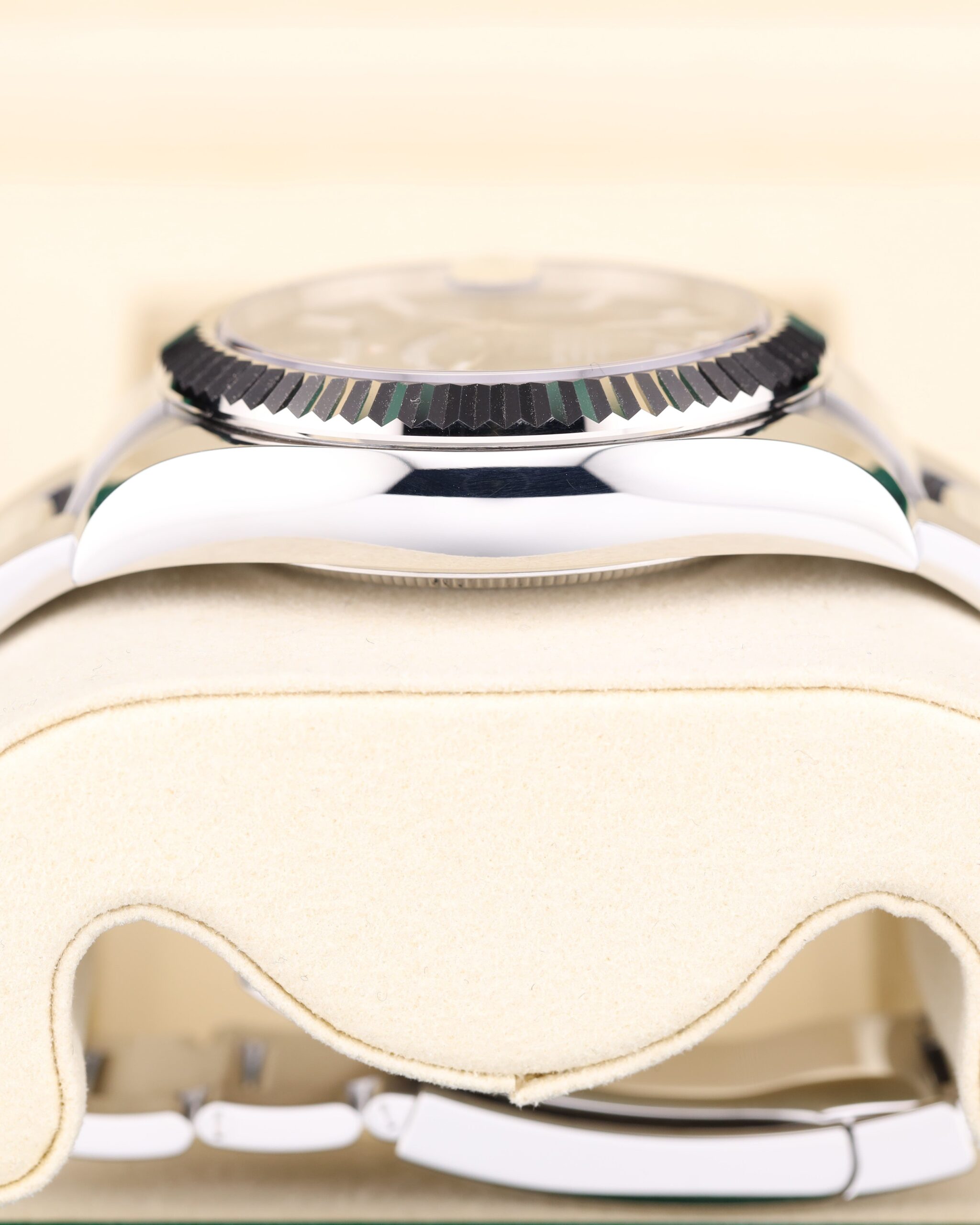 Retro automatic watch with original lume