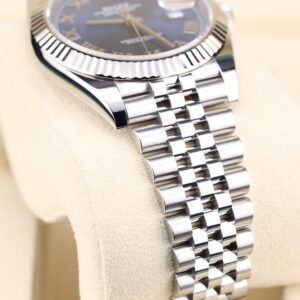 Neo-vintage luxury automatic wristwatch