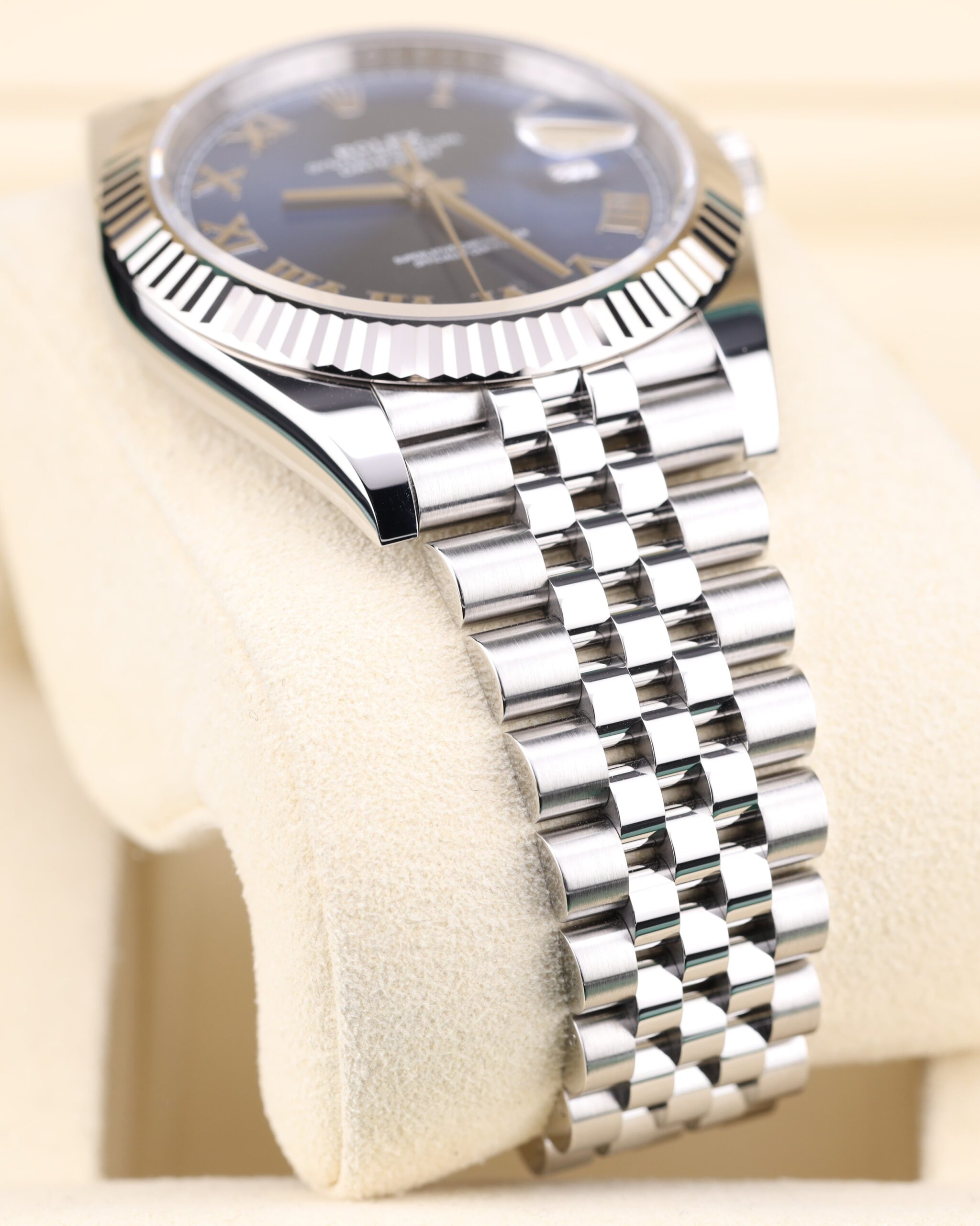 Neo-vintage luxury automatic wristwatch