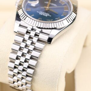 Discontinued sports wristwatch with original bezel
