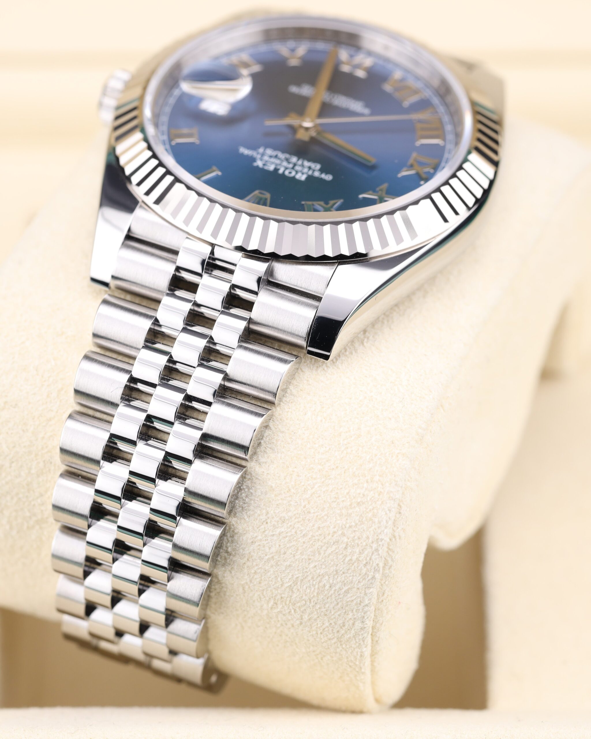 Discontinued sports wristwatch with original bezel