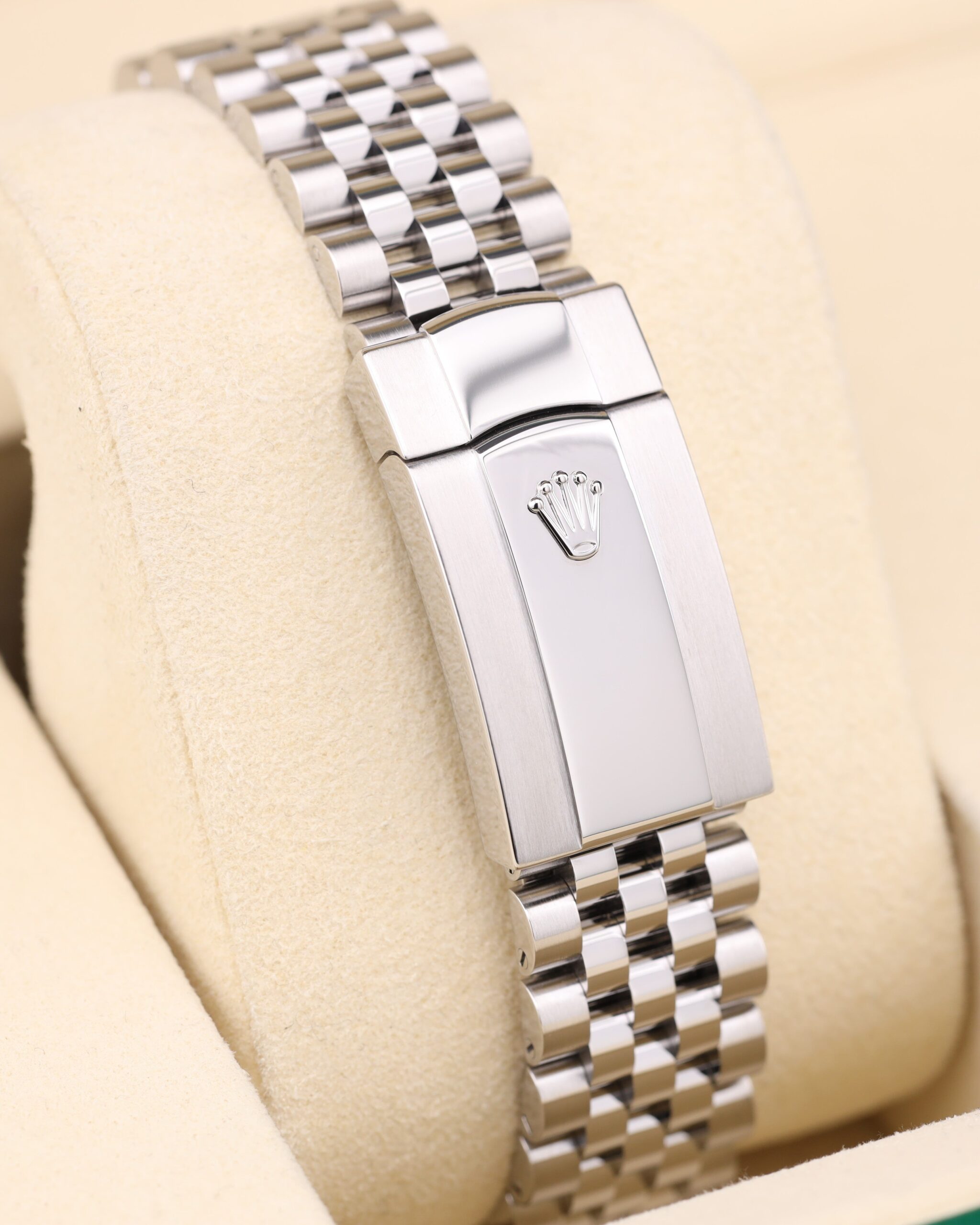 Mid-size vintage dress watch for daily wear