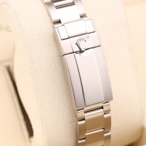 Vintage mechanical wristwatch with leather strap