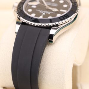 Neo-vintage luxury wristwatch with elegant design