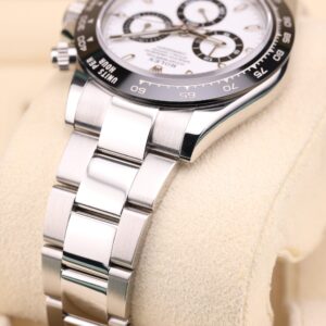 Neo-vintage luxury wristwatch with elegant design