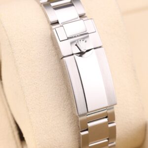 Mid-size vintage dress watch with classic style