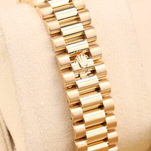 Neo-vintage luxury wristwatch with compact design