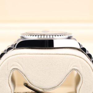 Retro automatic watch with original lume