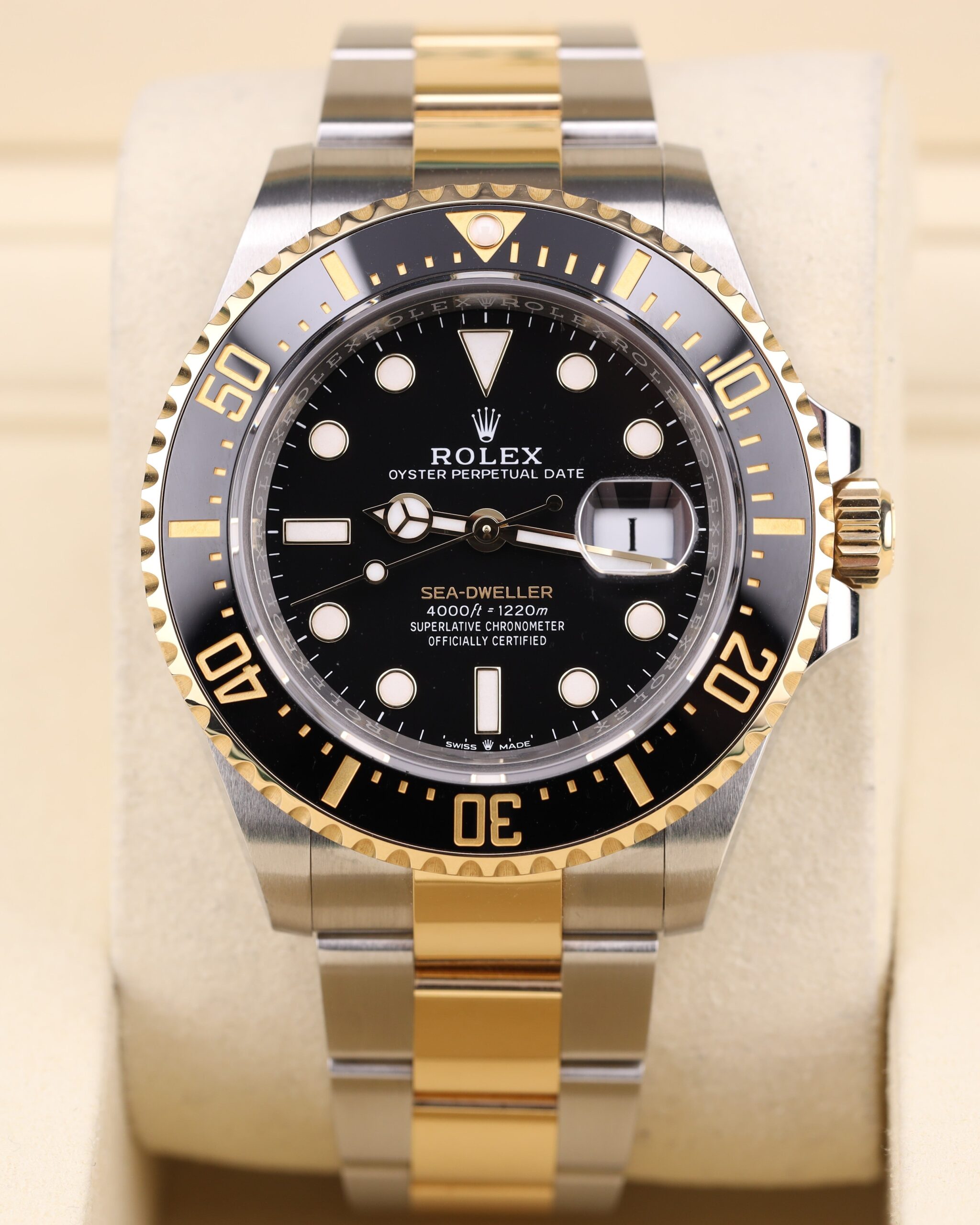 Neo-vintage luxury timepiece with compact design