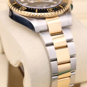 Discontinued diver watch with original bezel