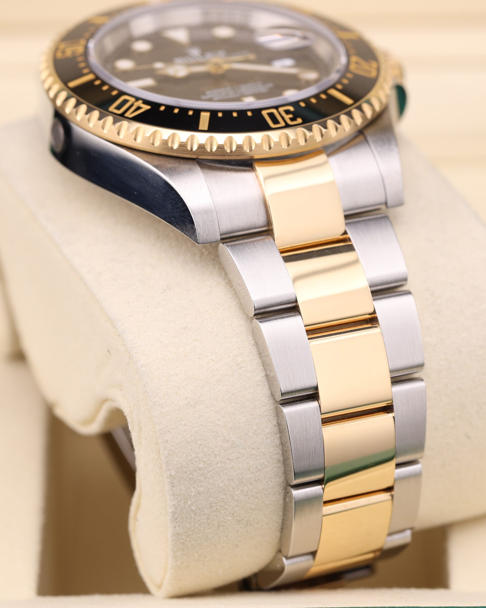 Discontinued diver watch with original bezel