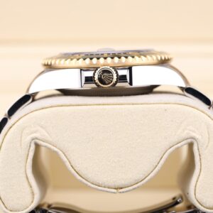 Retro mechanical watch with luminous hands