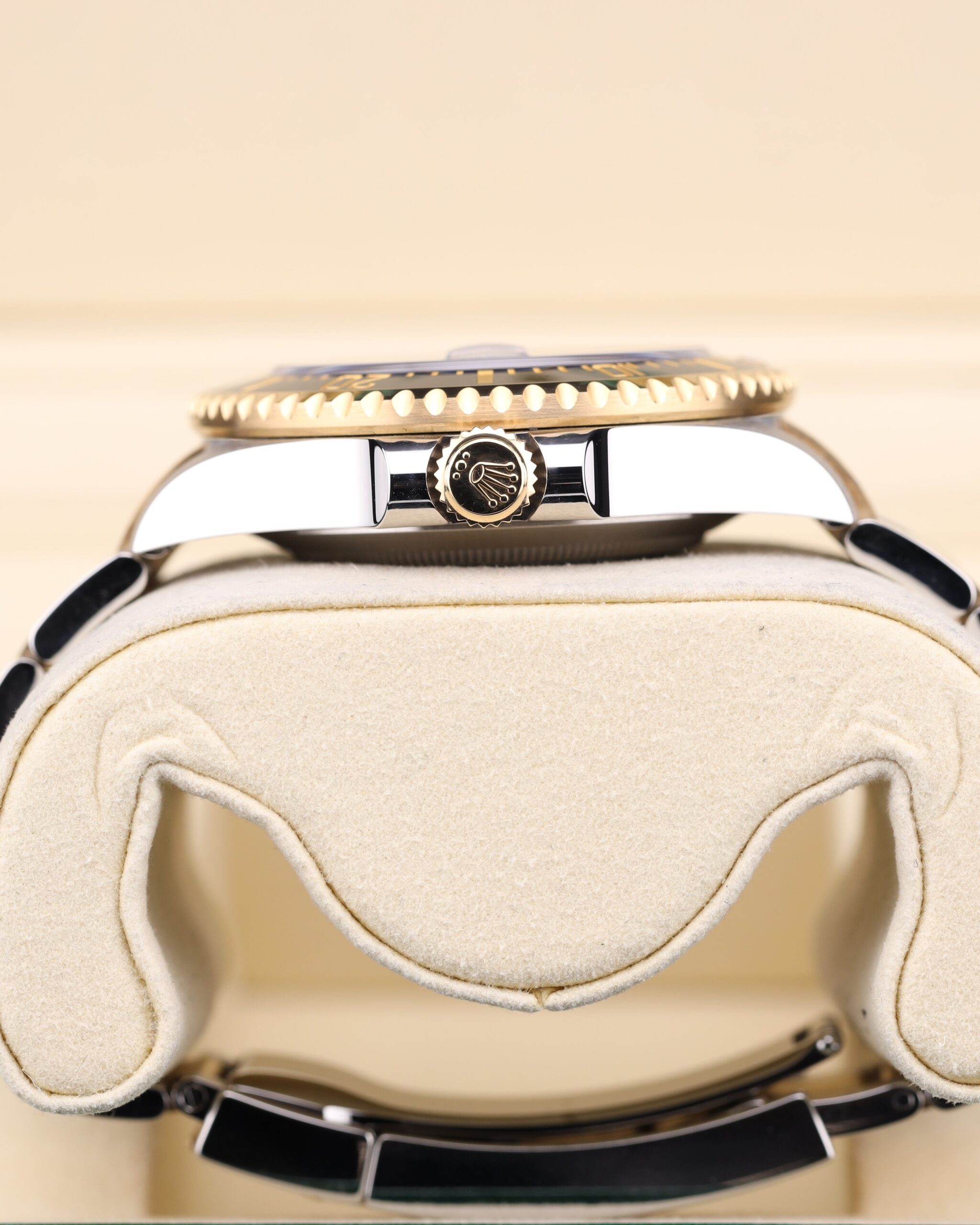 Retro mechanical watch with luminous hands