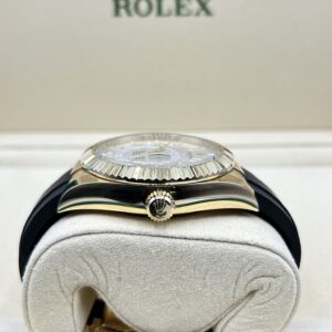 Mid-size vintage dress watch with classic design