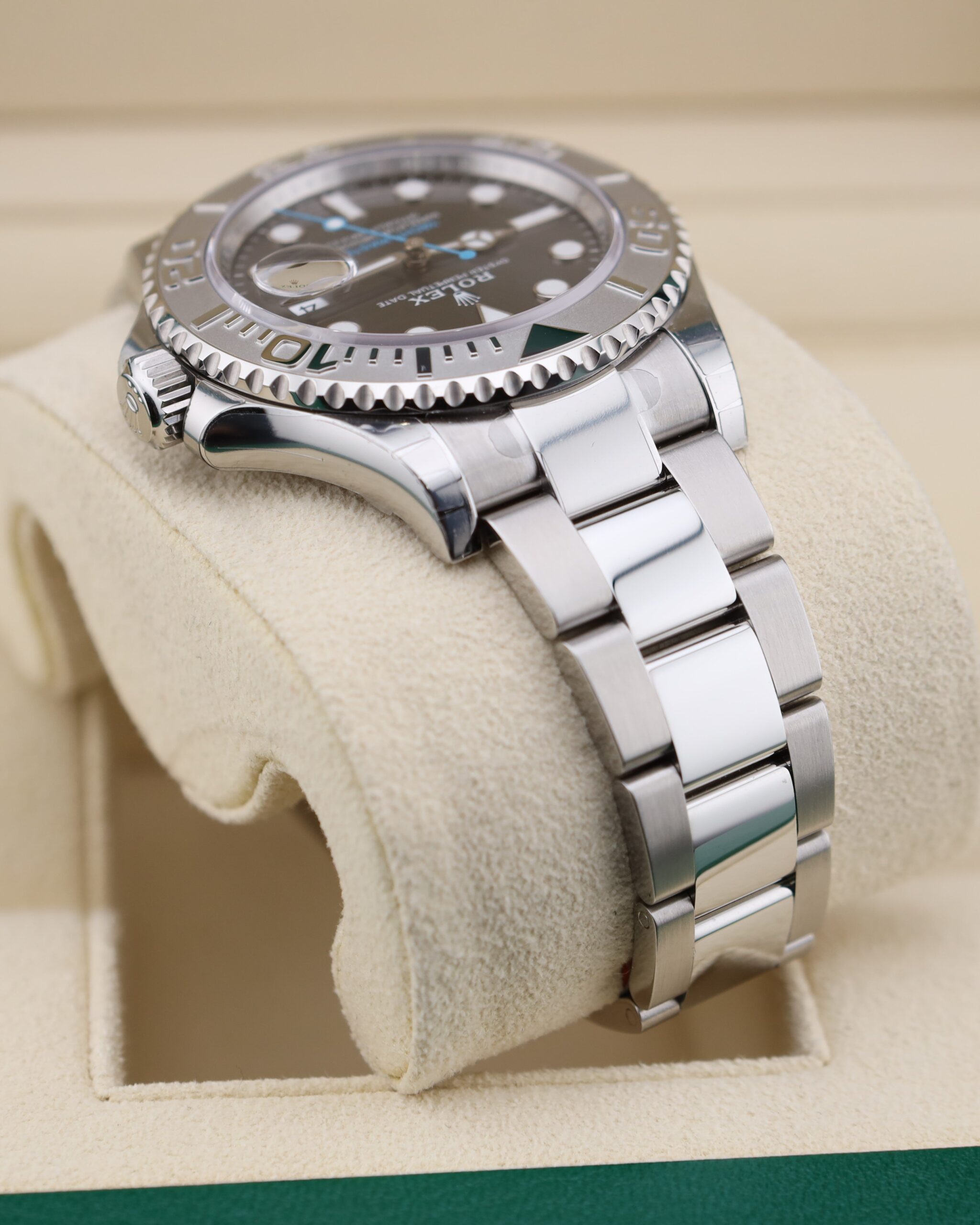 Discontinued vintage diver watch with bezel