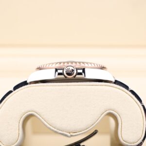 Retro chronograph watch with luminous markers