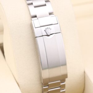 Retro mechanical wristwatch with leather strap