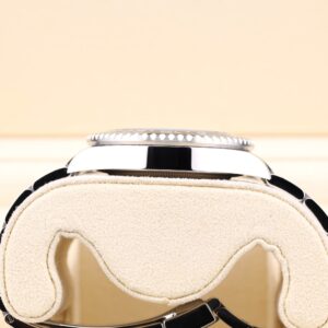 Mid-size vintage dress watch elegant design