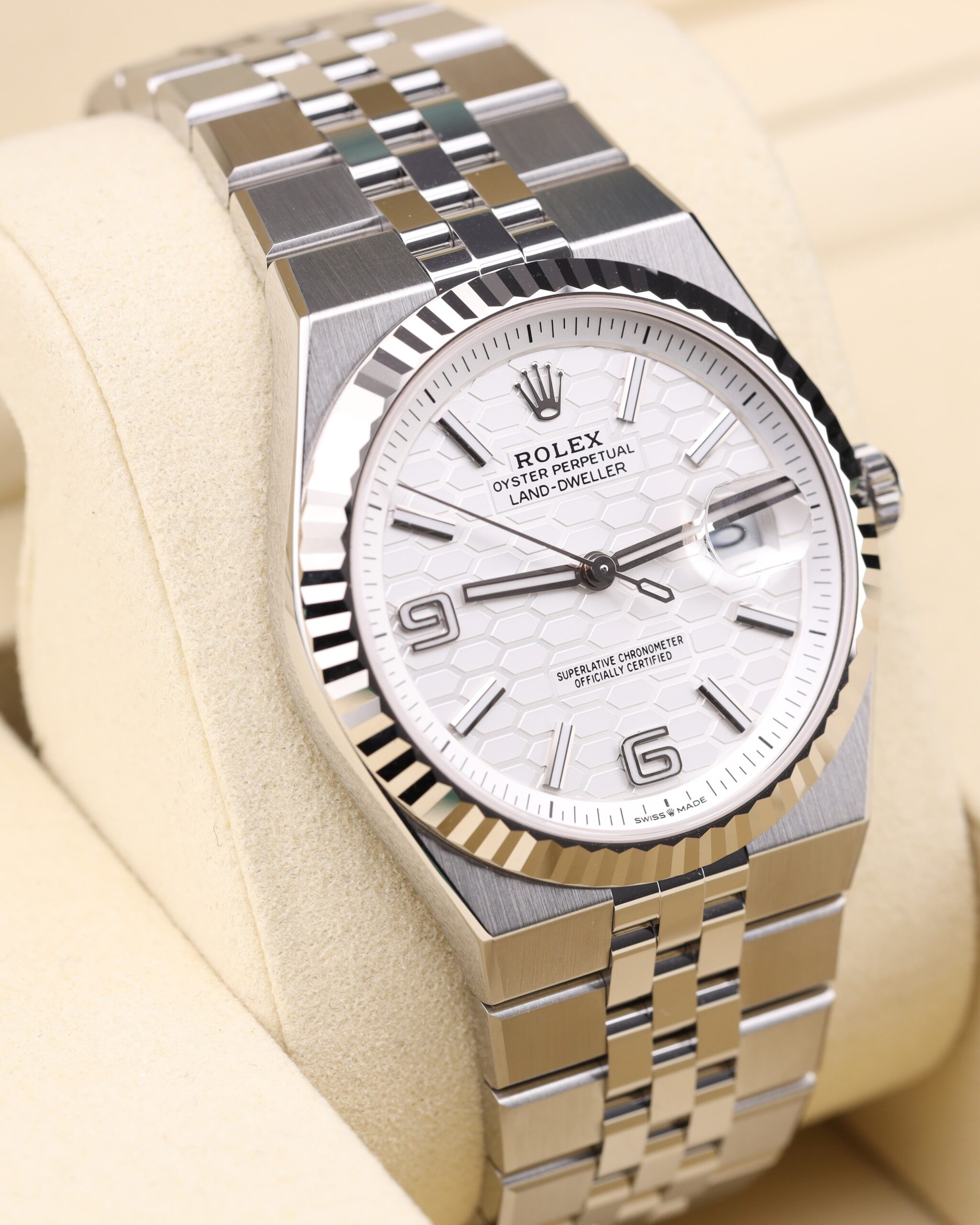 Neo-vintage luxury chronograph wristwatch