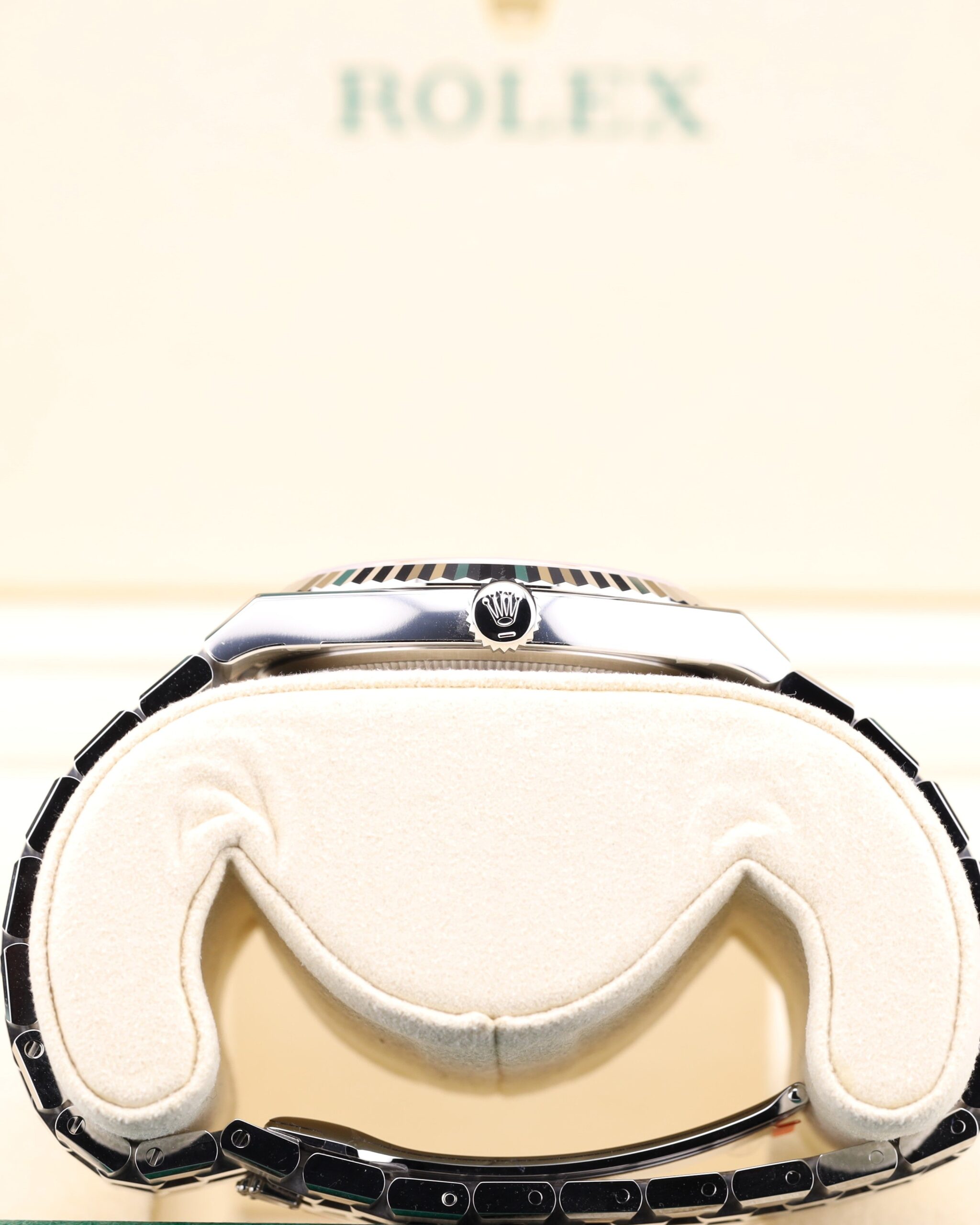 Discontinued diver watch with original bezel