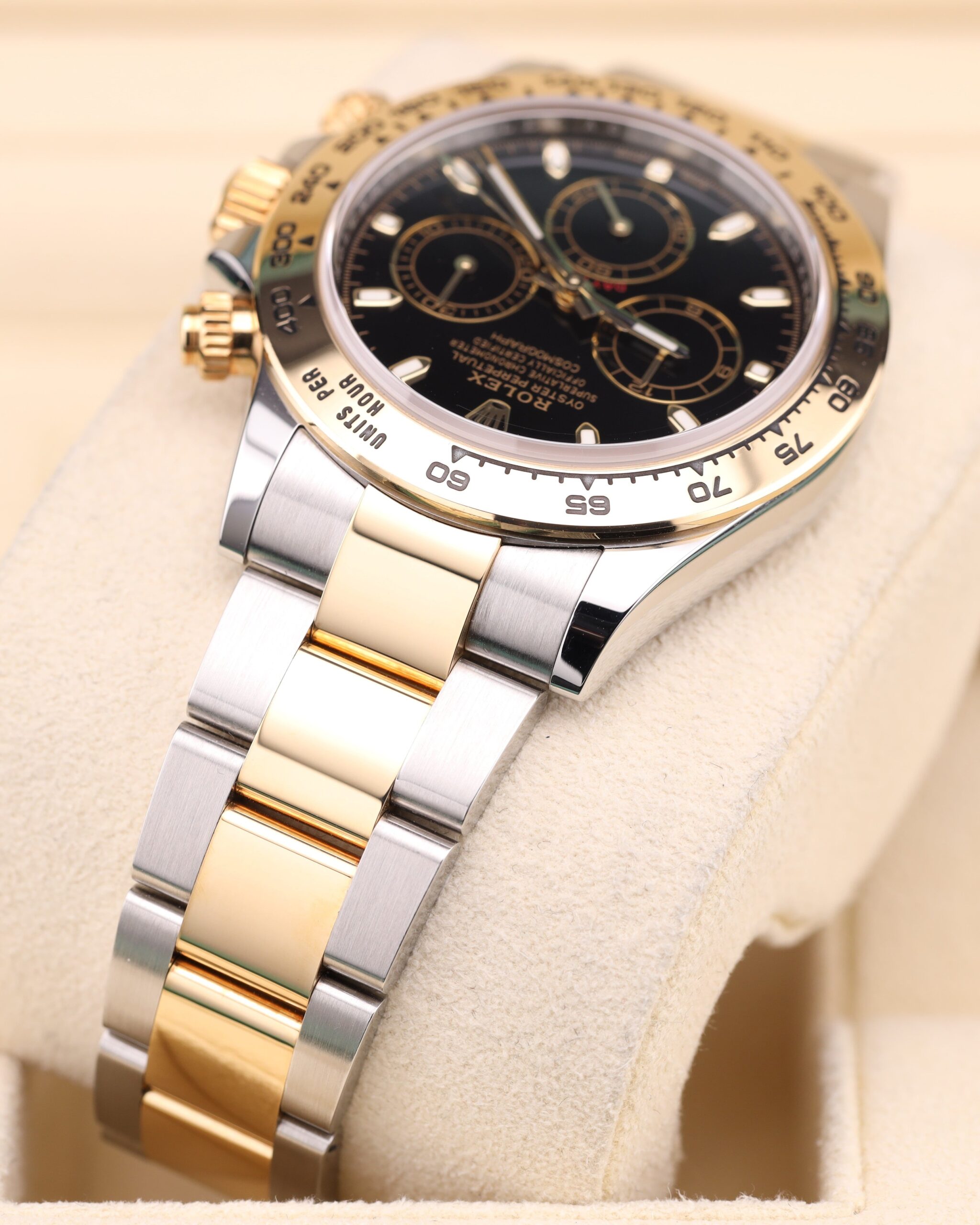 Vintage dress watch with compact case