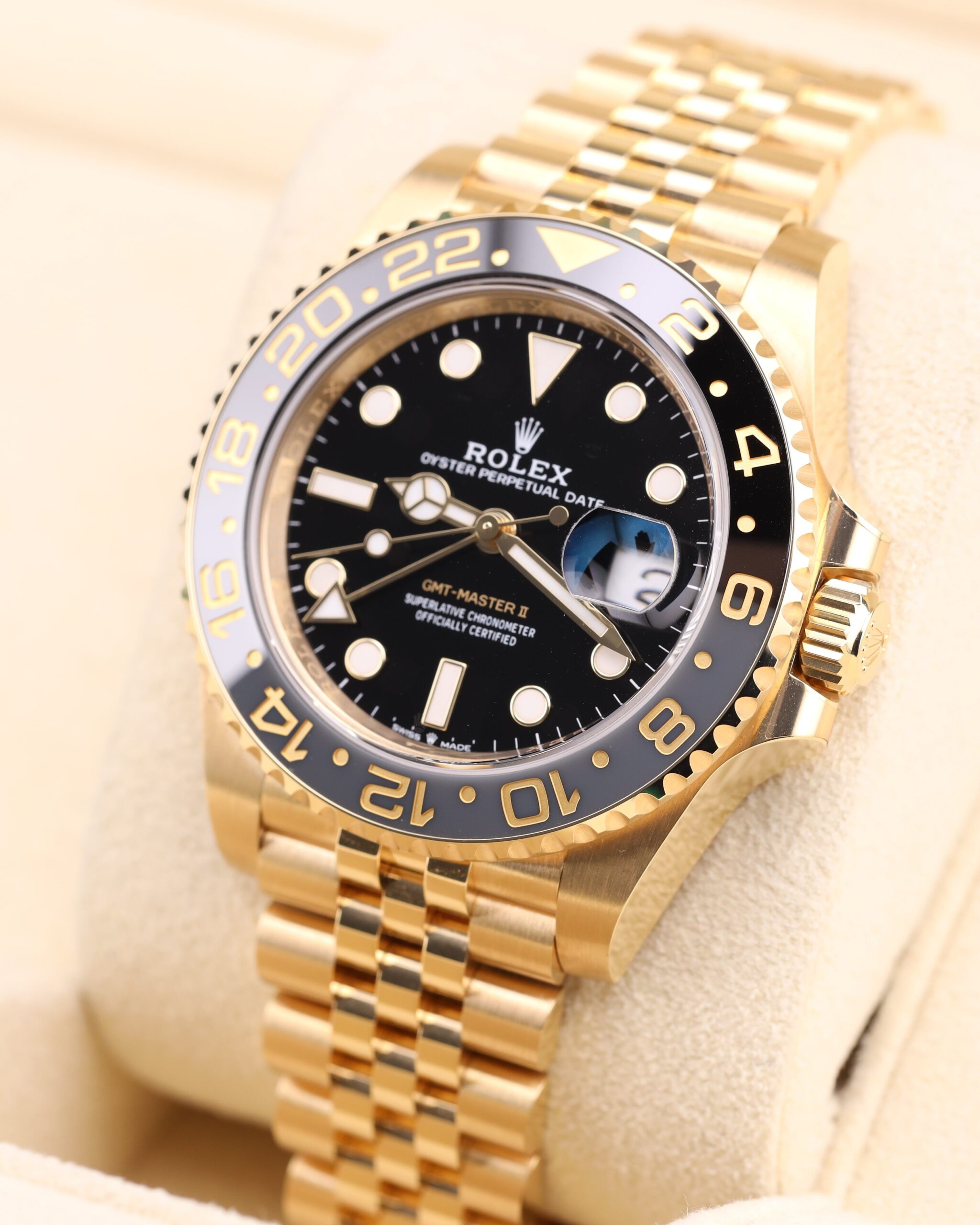 Mid-size vintage dress watch with elegant design