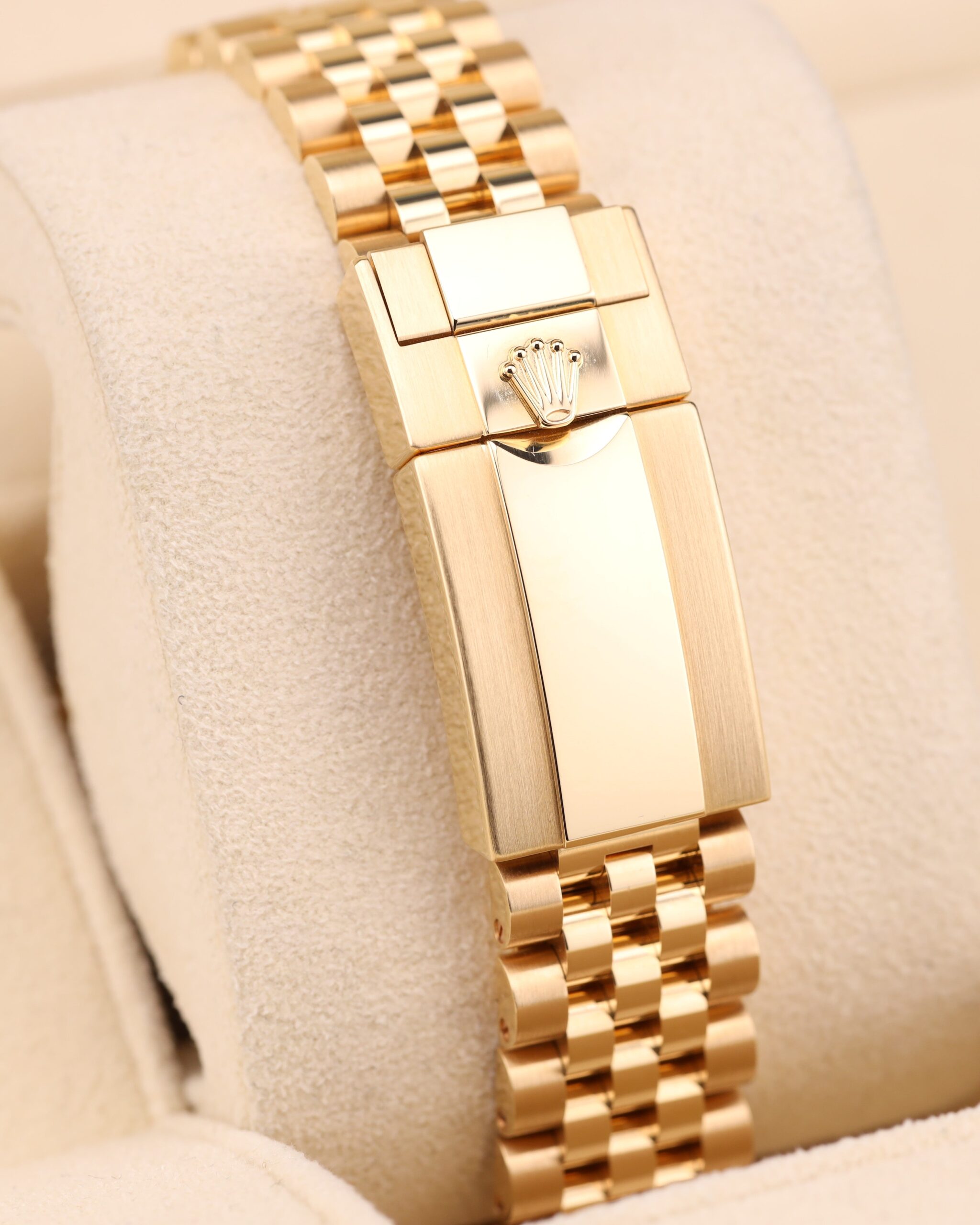 Neo-vintage luxury timepiece with stainless steel case