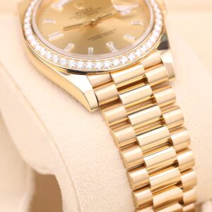 Pre-owned vintage diver watch with original bezel