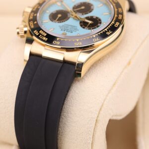 Neo-vintage luxury watch with compact design