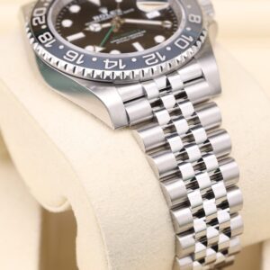 Compact neo-vintage luxury wristwatch