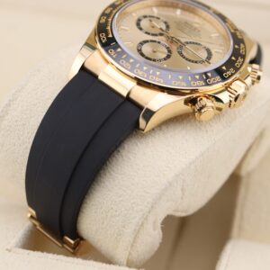 Retro automatic wristwatch with vintage style