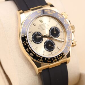 Pre-owned vintage diver watch with original bezel